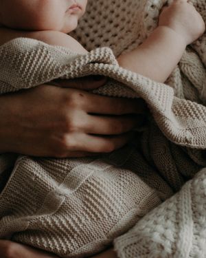 moeder met baby - moedercirkel verwerken traumatische bevalling - moeder knuffelt baby